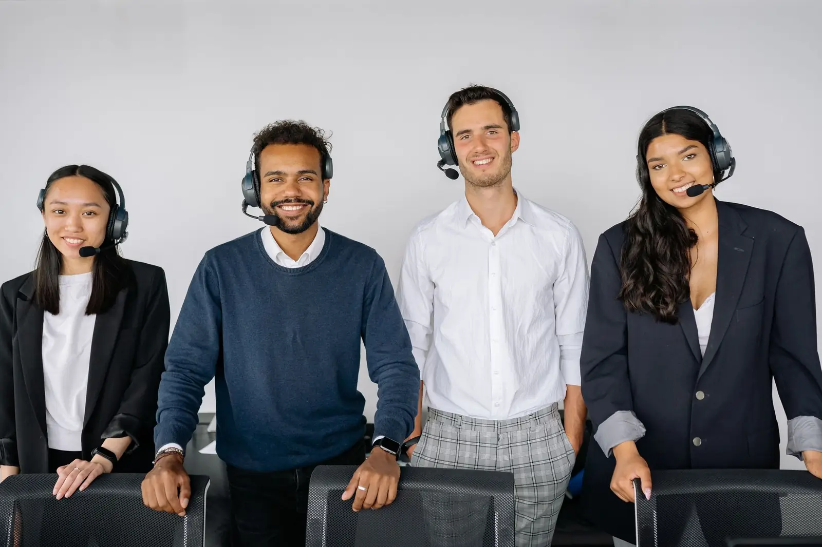 Equipe de atendimento ao cliente trabalhando em computadores num escritório